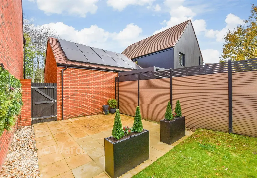 Side Garden - Merlyn Drive, Kings Hill, West Malling, Kent - Wards of Kent