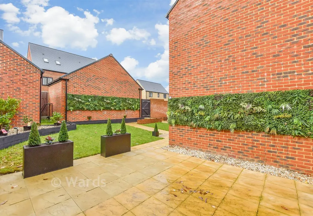 Side Garden - Merlyn Drive, Kings Hill, West Malling, Kent - Wards of Kent