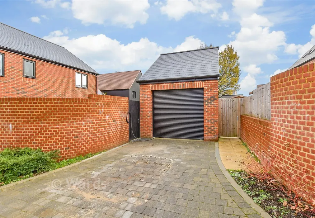 Garage - Merlyn Drive, Kings Hill, West Malling, Kent - Wards of Kent