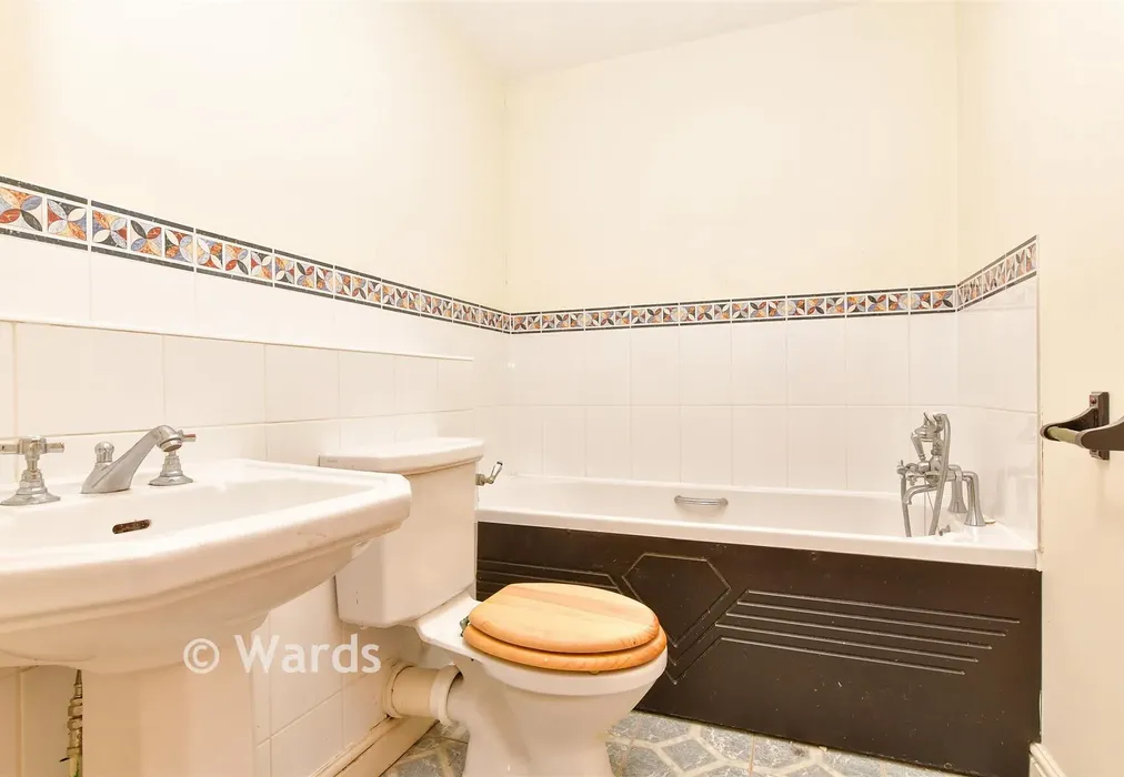 Bathroom - Keating Close, Rochester, Kent - Wards of Kent