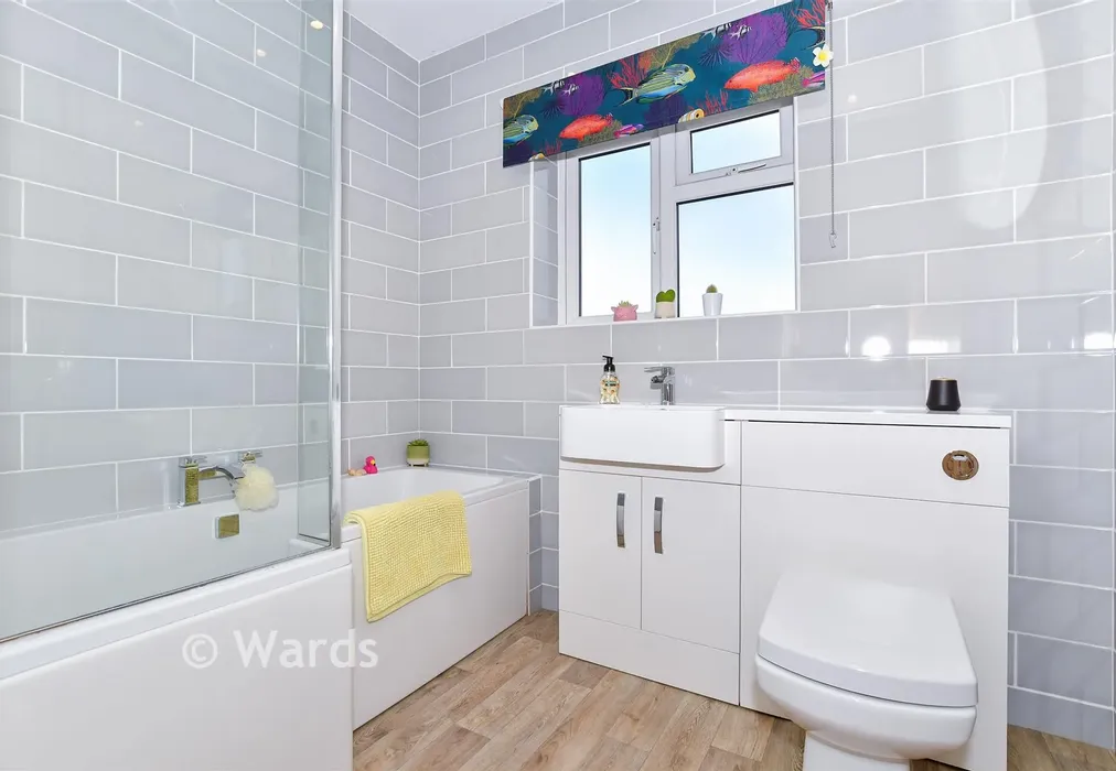 Bathroom - Shrubcote, Tenterden, Kent - Wards of Kent