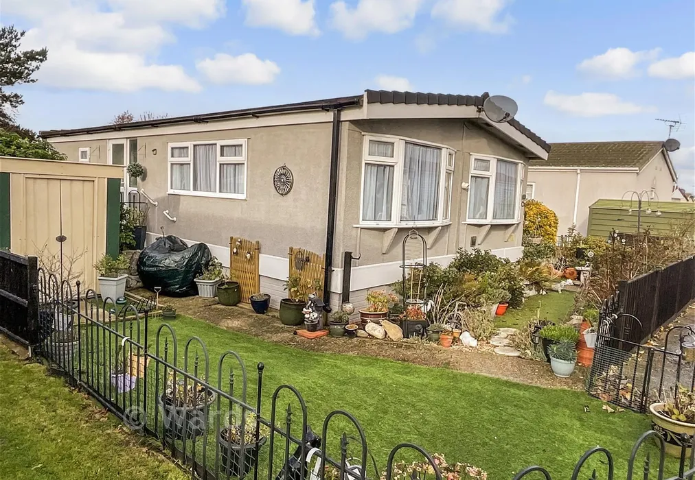 Side Garden - Kingsmead Park, Allhallows, Rochester, Kent - Wards of Kent