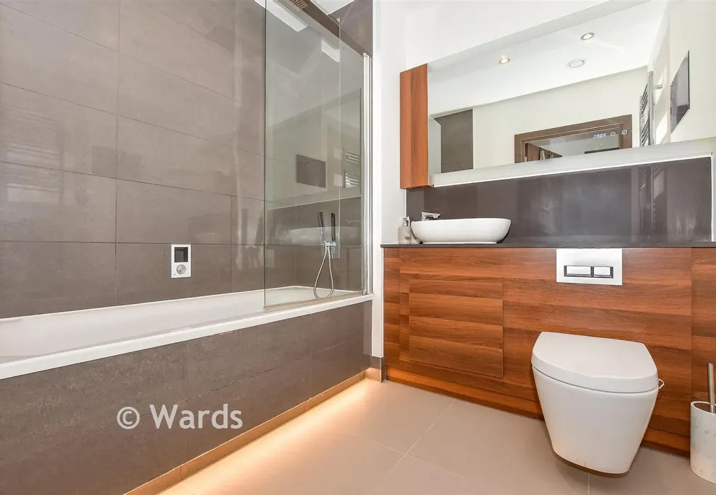 Bathroom - Waterhouse Avenue, Maidstone, Kent - Wards of Kent