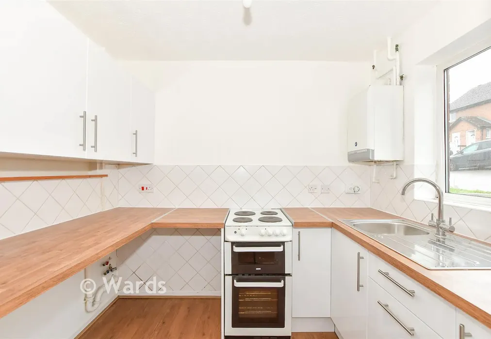 Kitchen - Bilsington Close, Walderslade, Chatham, Kent - Wards of Kent