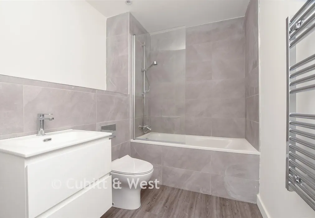 Bathroom - Albion Yard, Brook Road, Redhill, Surrey - Wards of Kent