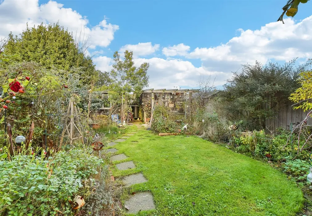 Rear Garden - Clayton Road, Freshwater, Isle of Wight - Wards of Kent