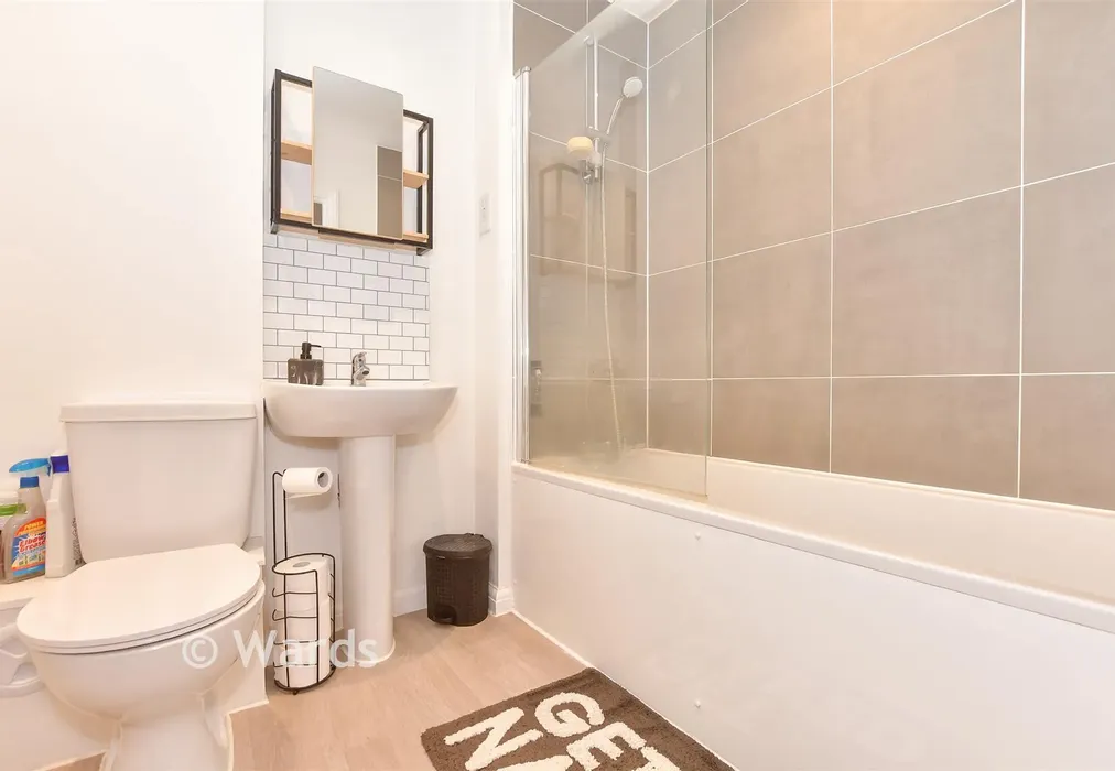 Bathroom - Mercer Drive, Tenterden, Kent - Wards of Kent