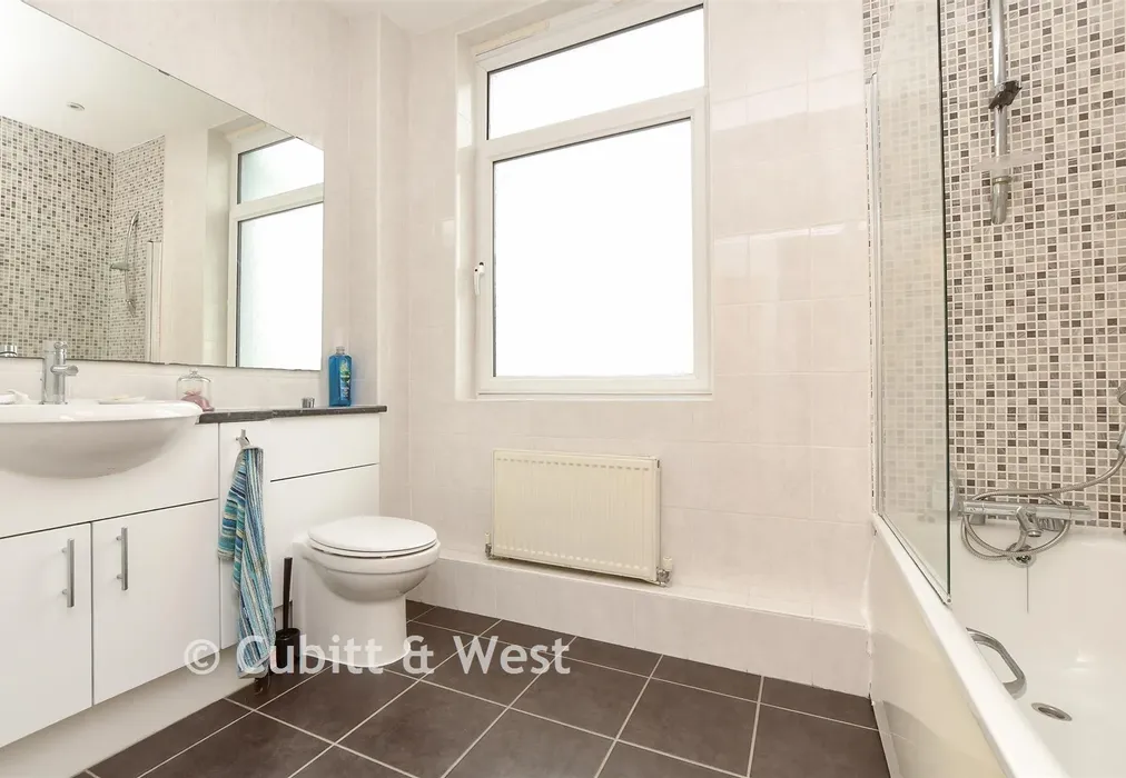 Family Bathroom - Burrage Road, Redhill, Surrey - Wards of Kent