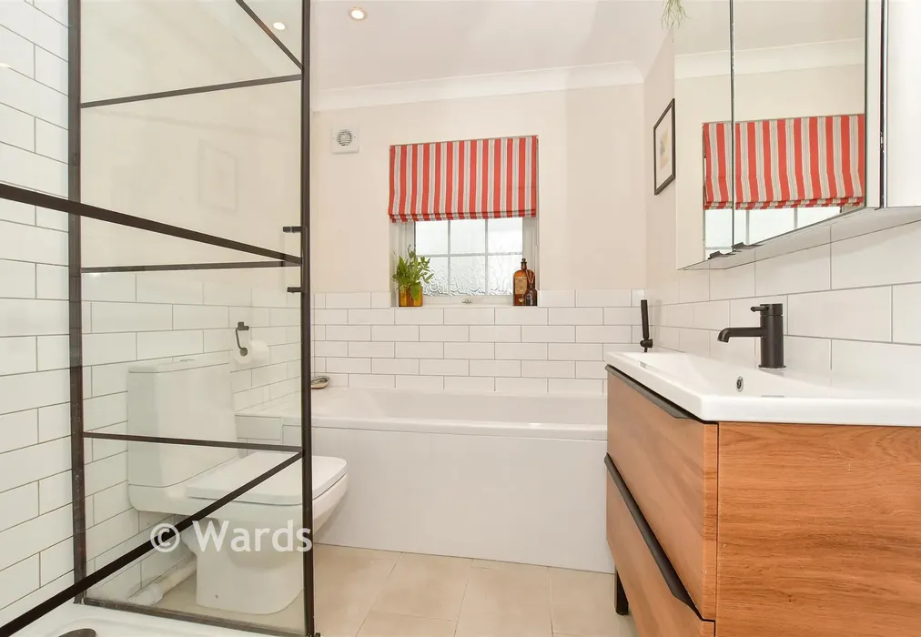 Bathroom - Robert Street, Deal, Kent - Wards of Kent