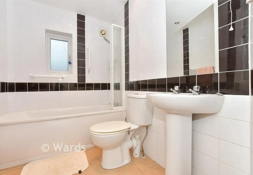 Bathroom - Clements Road, Ramsgate, Kent - Wards of Kent