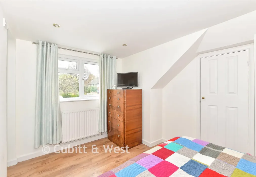 Bedroom 1 - Highlands Avenue, Horsham, West Sussex - Wards of Kent