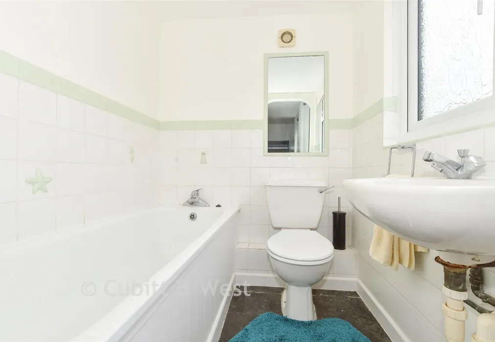En-Suite Bathroom - Highlands Avenue, Horsham, West Sussex - Wards of Kent