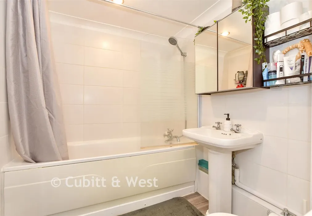 Bathroom - Clarendon Road, Southsea, Hampshire - Wards of Kent