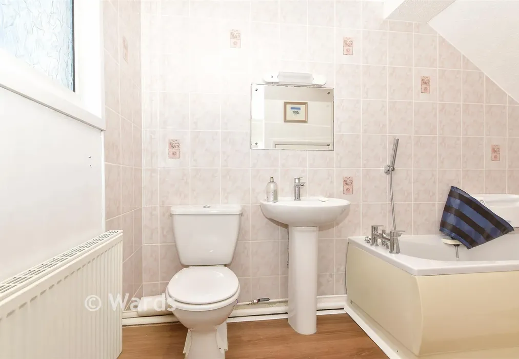 Bathroom - Foxley Road, Queenborough, Kent - Wards of Kent