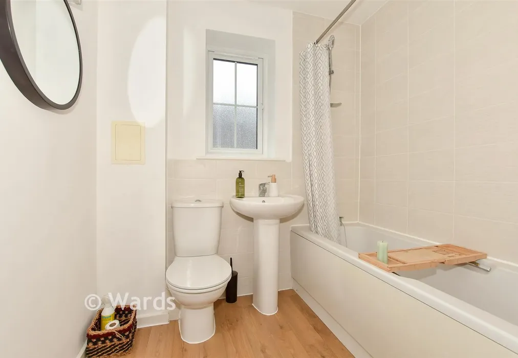 Bathroom - Aurum Close, Whitstable, Kent - Wards of Kent