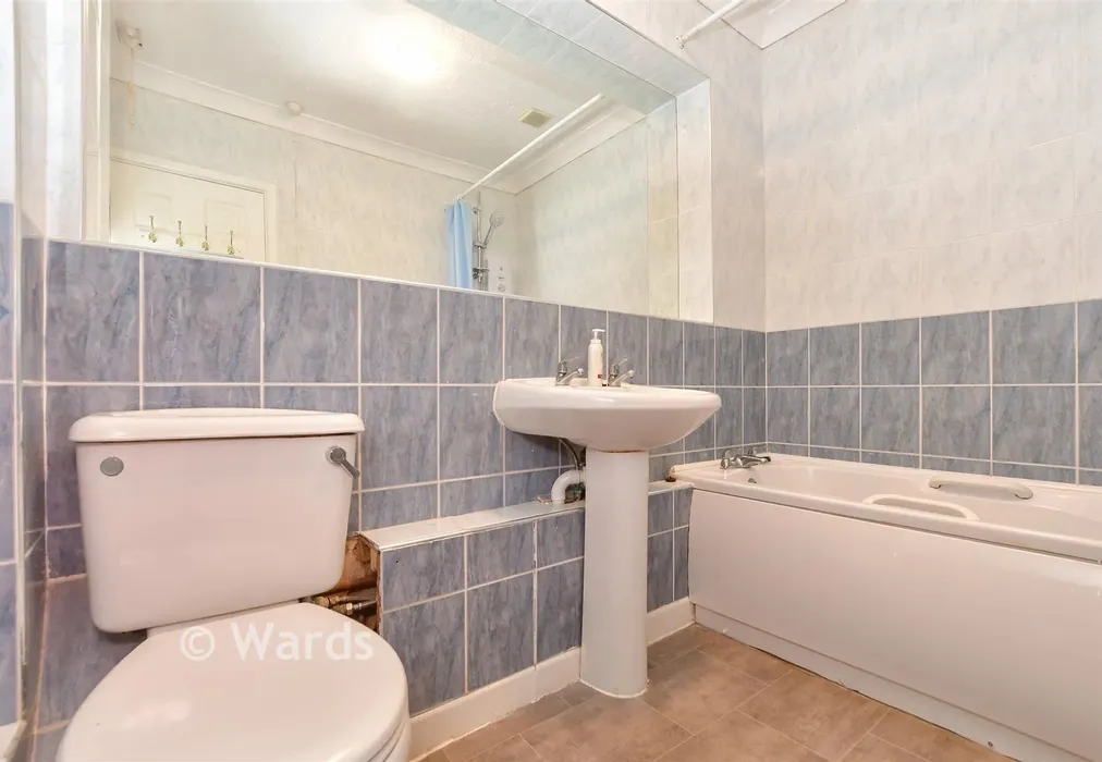 Bathroom - St. Mary's Road, New Romney, Kent - Wards of Kent