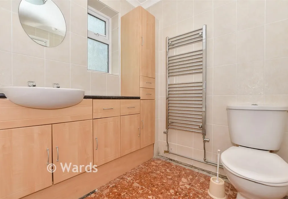 En-Suite Bathroom - St. Mary's Road, New Romney, Kent - Wards of Kent