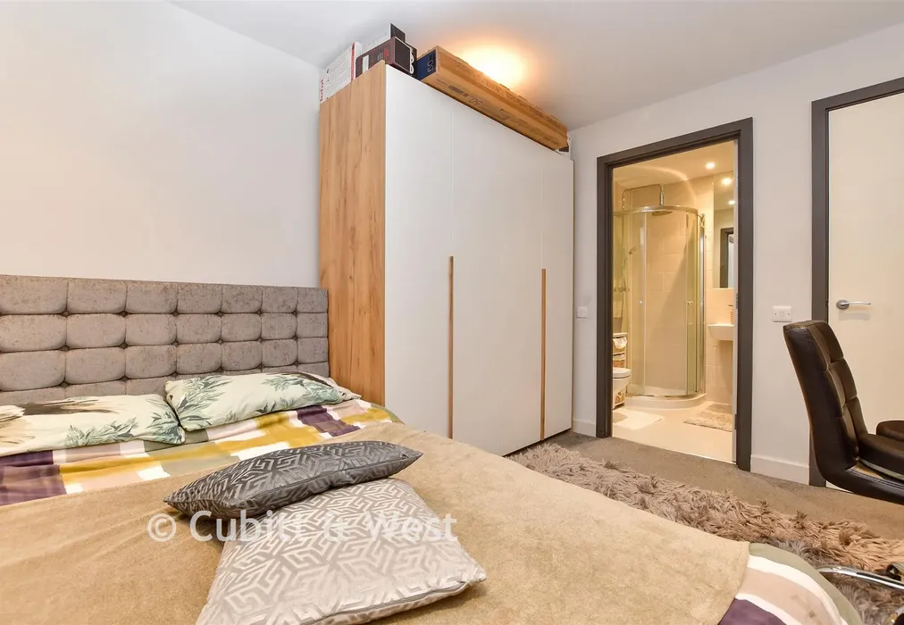 Bedroom 1 - Old Barn Lane, Kenley, Surrey - Wards of Kent
