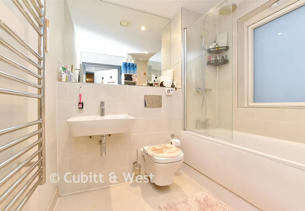 Bathroom - Old Barn Lane, Kenley, Surrey - Wards of Kent