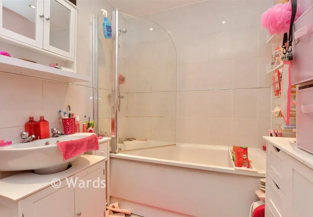 Bathroom - High Street, Sheerness, Kent - Wards of Kent