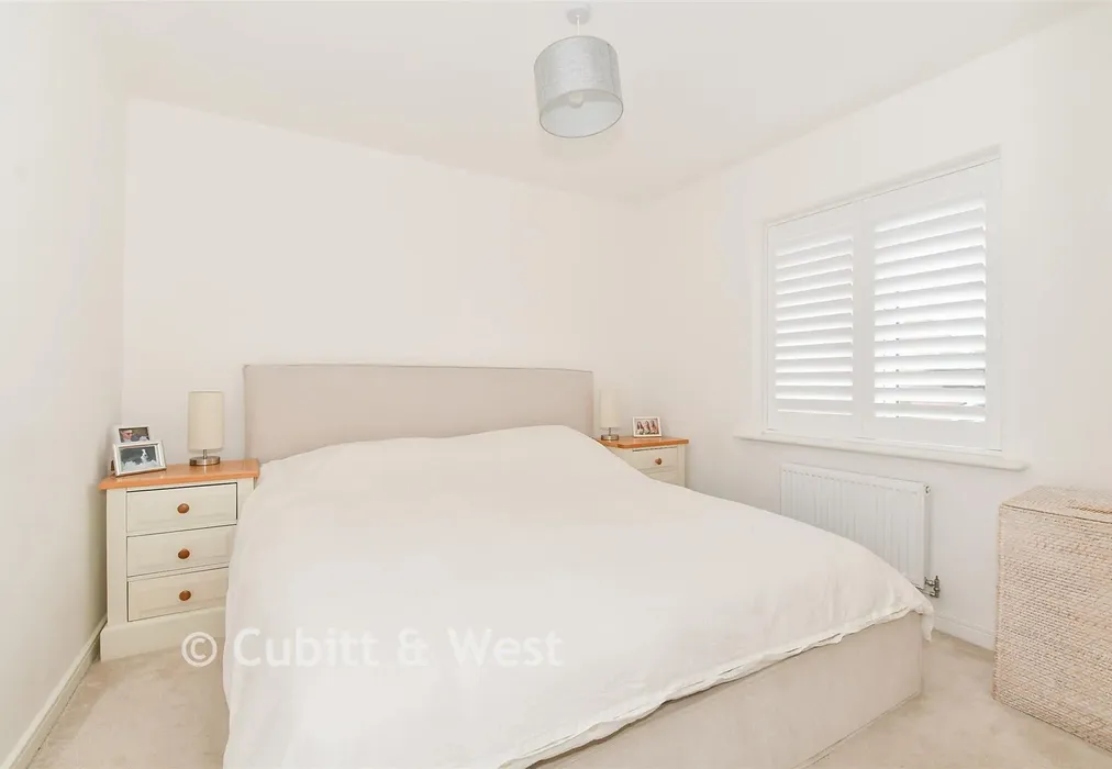 Bedroom 1 - Barnfield, Billingshurst, West Sussex - Wards of Kent