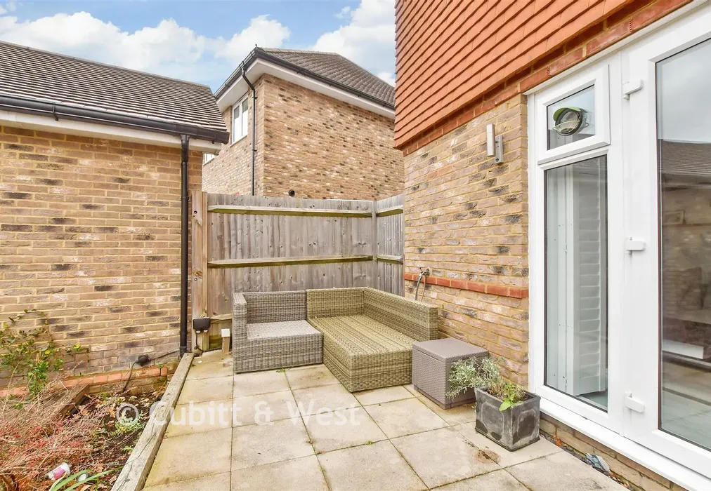 Rear Garden - Barnfield, Billingshurst, West Sussex - Wards of Kent
