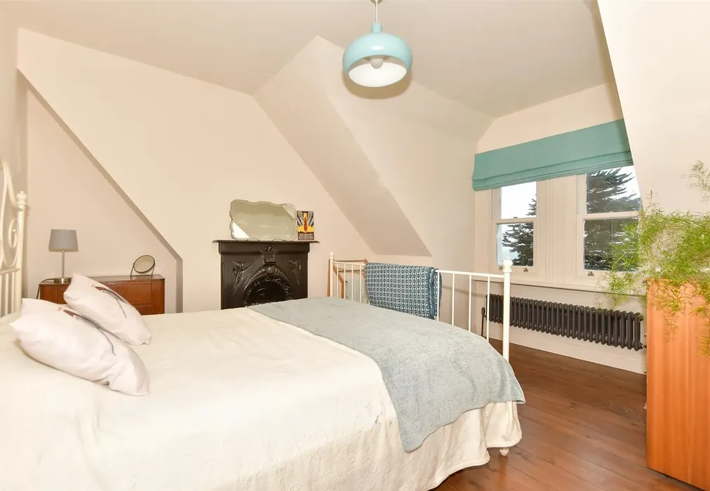 Bedroom 5 - The Parade, Folkestone, Kent - Wards of Kent