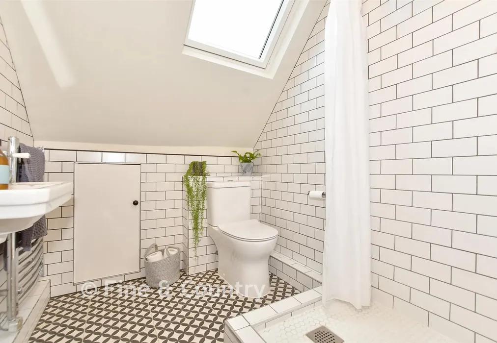 Shower Room - The Parade, Folkestone, Kent - Wards of Kent