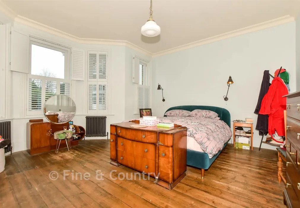 Main Bedroom - The Parade, Folkestone, Kent - Wards of Kent