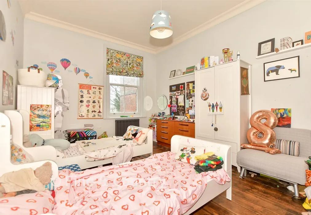 Bedroom 2 - The Parade, Folkestone, Kent - Wards of Kent