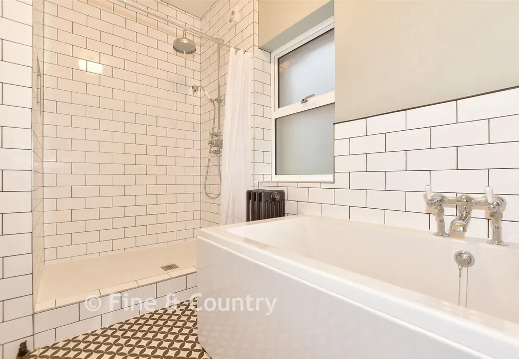 Bathroom - The Parade, Folkestone, Kent - Wards of Kent