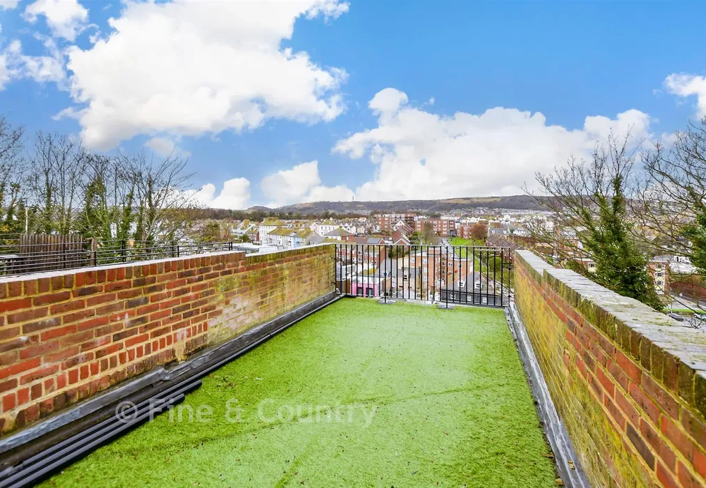 Balcony / Terrace - The Parade, Folkestone, Kent - Wards of Kent