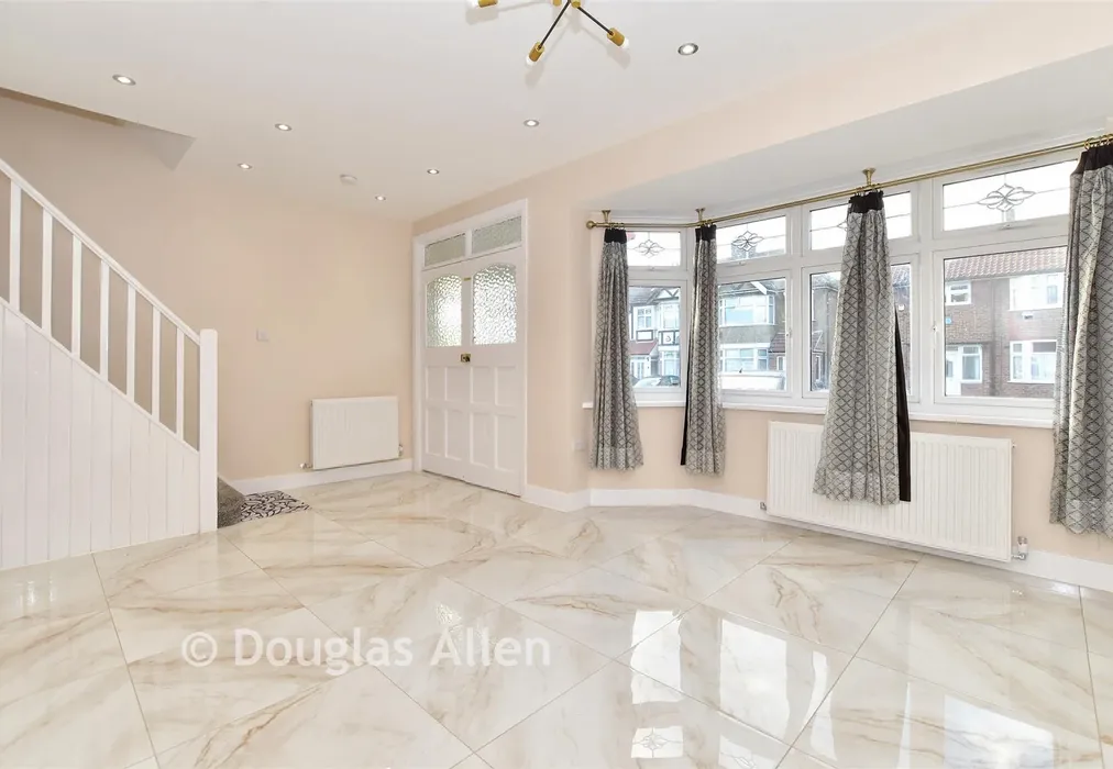 Lounge - Joydon Drive, Romford, Essex - Wards of Kent