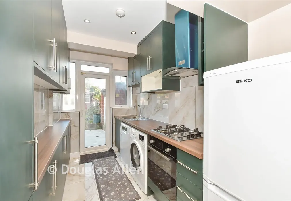 Kitchen - Joydon Drive, Romford, Essex - Wards of Kent