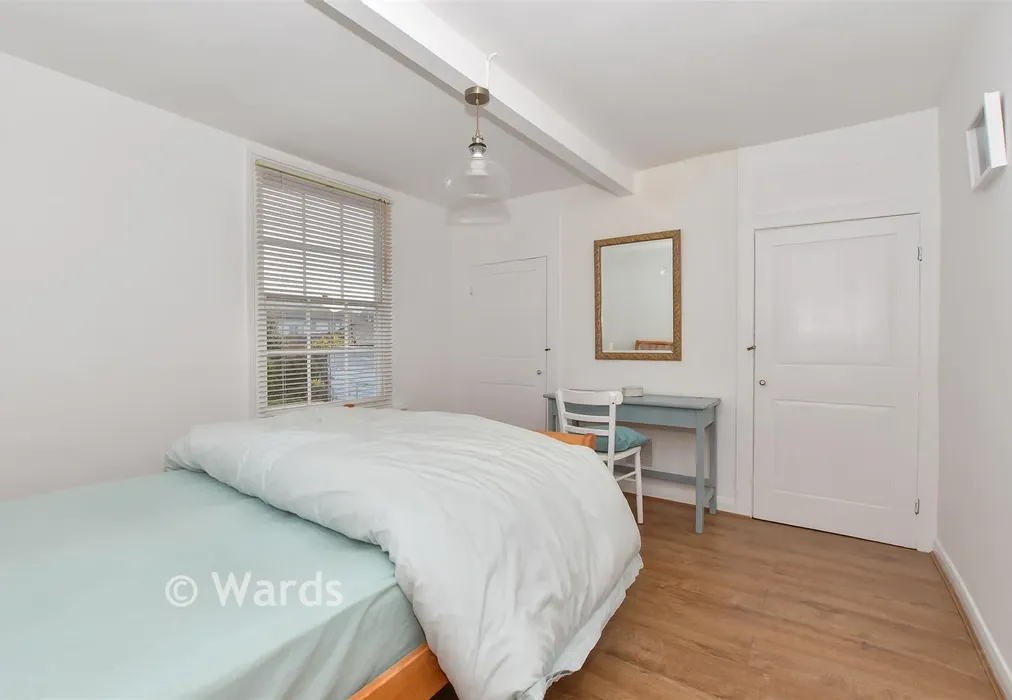 Bedroom 1 - Middle Wall, Whitstable, Kent - Wards of Kent