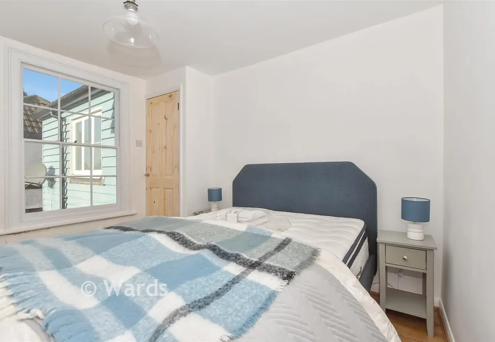 Bedroom 2 - Middle Wall, Whitstable, Kent - Wards of Kent