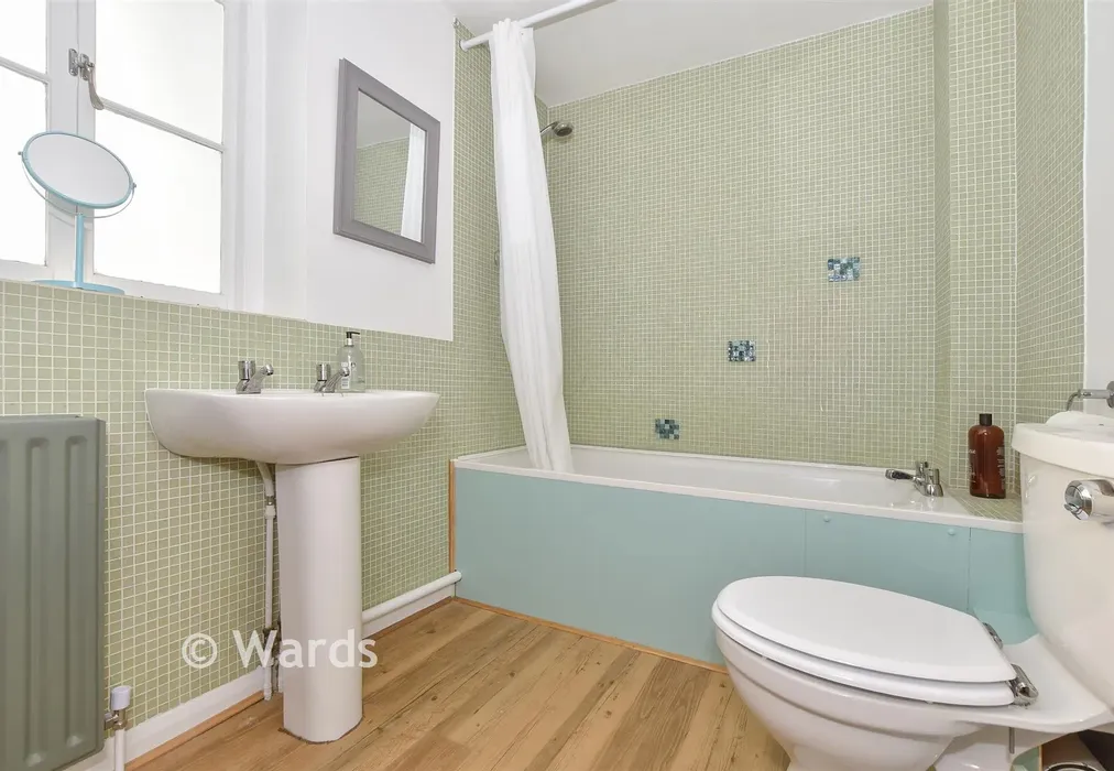 Bathroom - Middle Wall, Whitstable, Kent - Wards of Kent