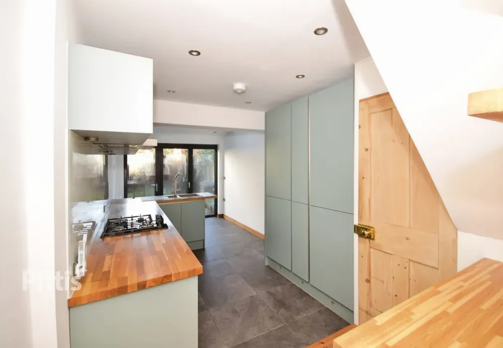 kitchen - Ashton Terrace Cowes PO31 - Wards of Kent