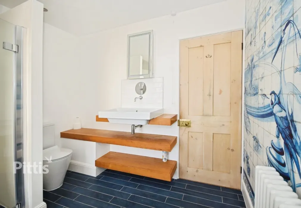 bathroom 2 - Ashton Terrace Cowes PO31 - Wards of Kent