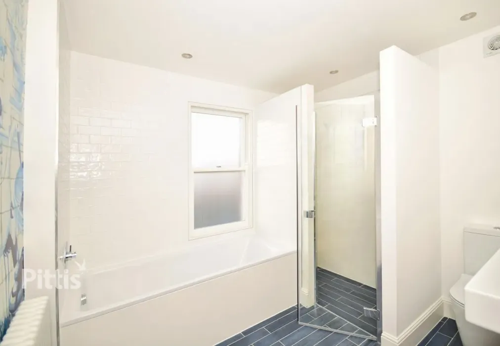 bathroom - Ashton Terrace Cowes PO31 - Wards of Kent