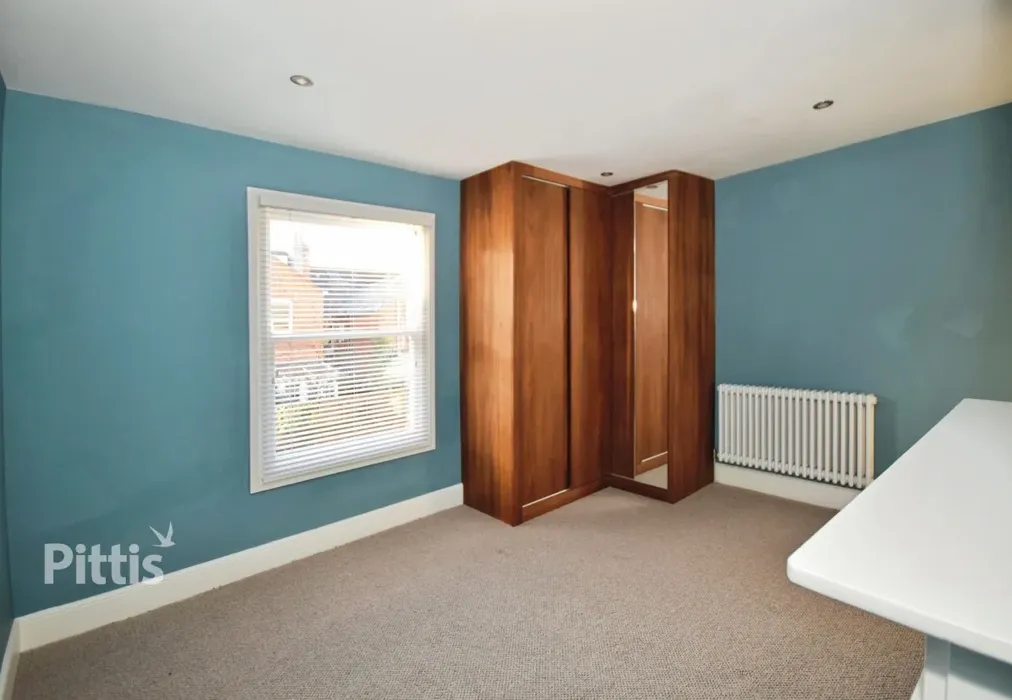 bedroom 1 - Ashton Terrace Cowes PO31 - Wards of Kent