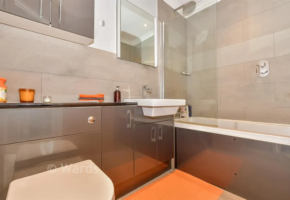 Bathroom - Holland Road, Maidstone, Kent - Wards of Kent