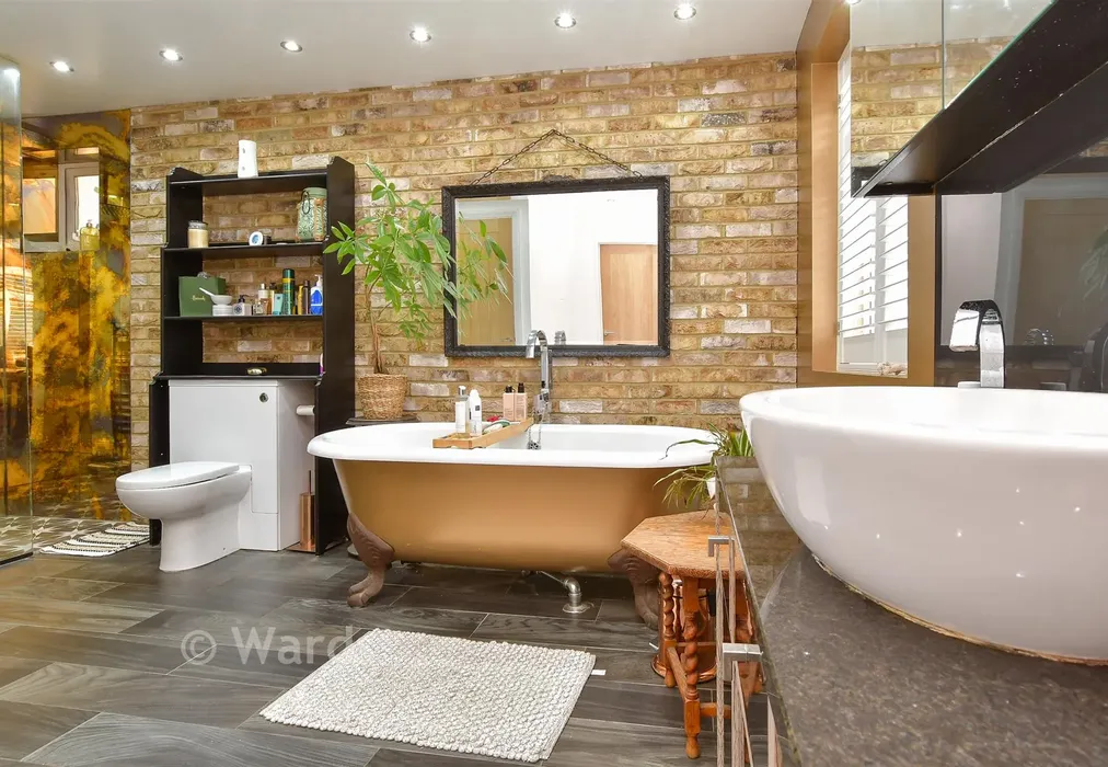 Bathroom - Arthur Road, Rochester, Medway - Wards of Kent