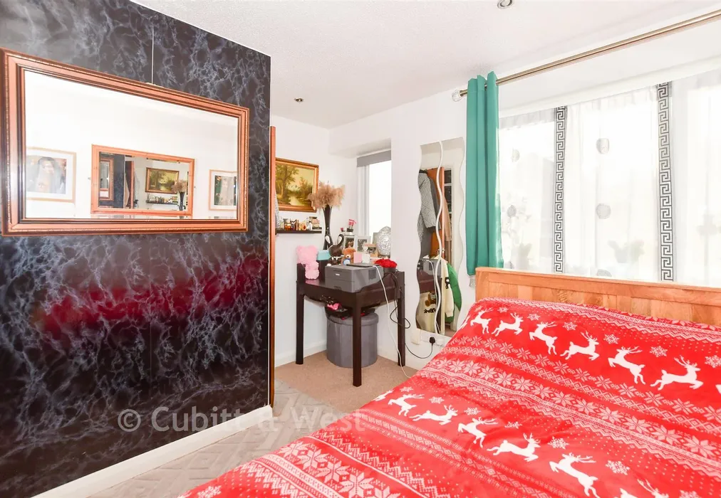Bedroom 1 - East Park, Crawley, West Sussex - Wards of Kent