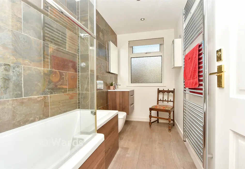 Bathroom - The Street, Newnham, Sittingbourne, Kent - Wards of Kent