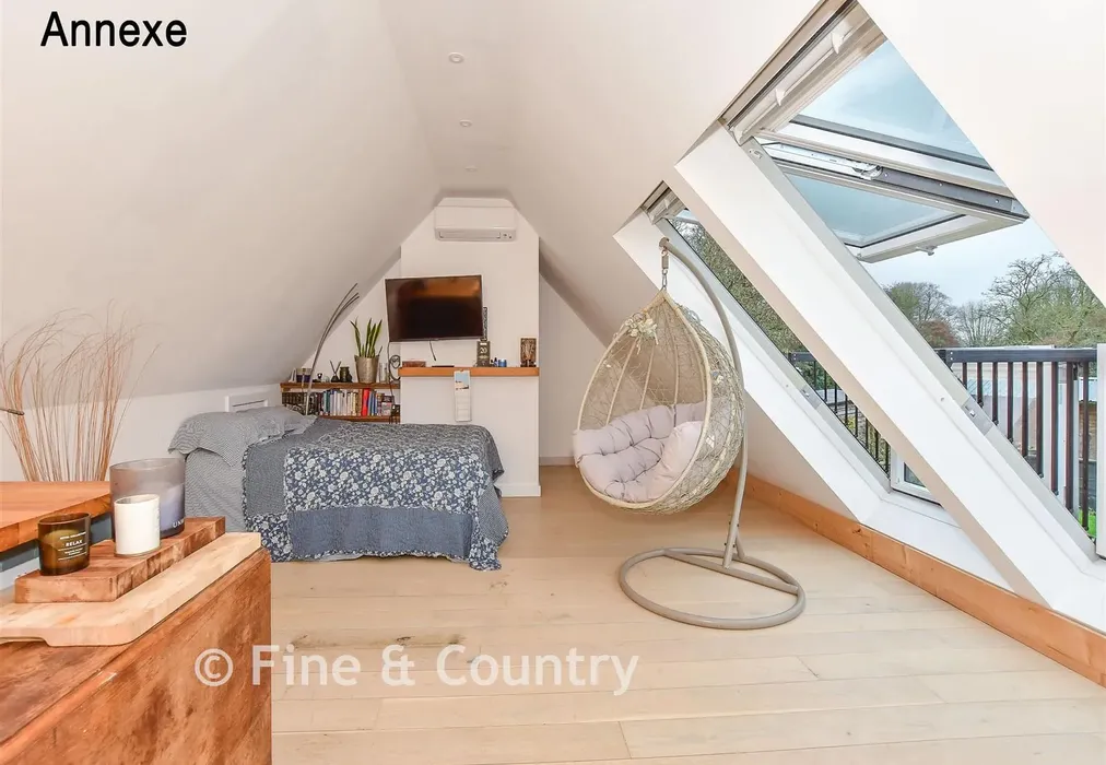 Annexe Room 1 - Longage Hill, Rhodes Minnis, Canterbury, Kent - Wards of Kent