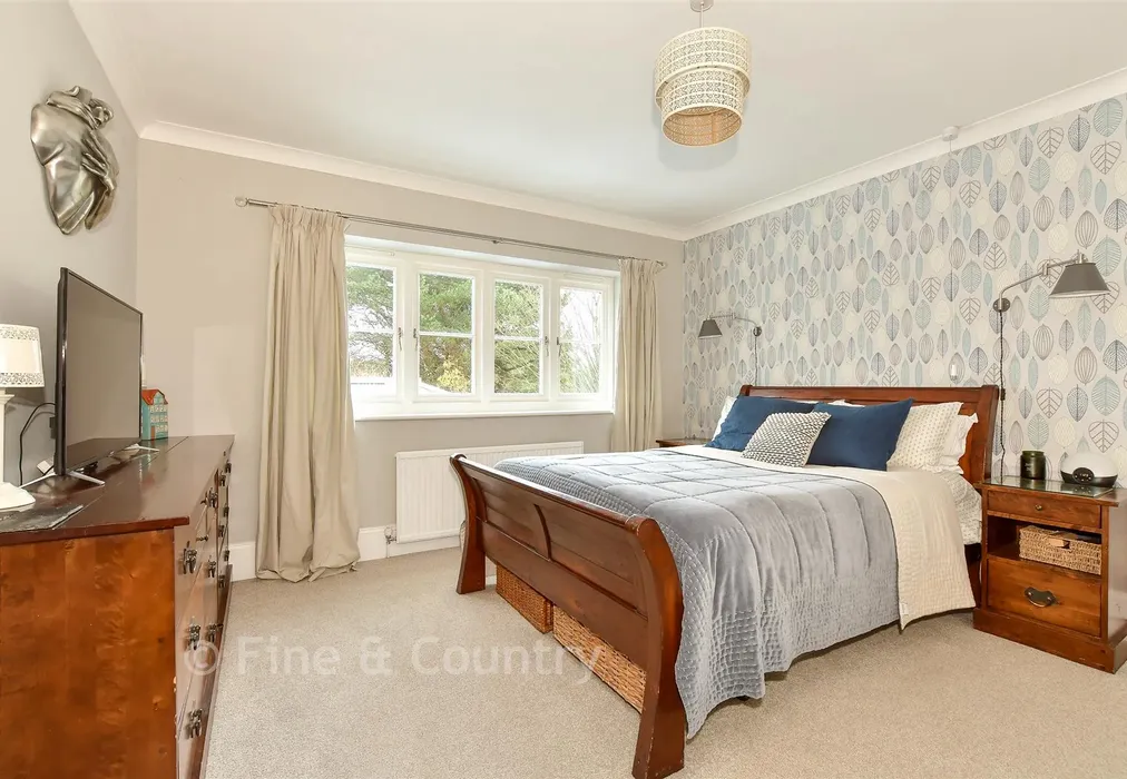 Principal Bedroom - Longage Hill, Rhodes Minnis, Canterbury, Kent - Wards of Kent