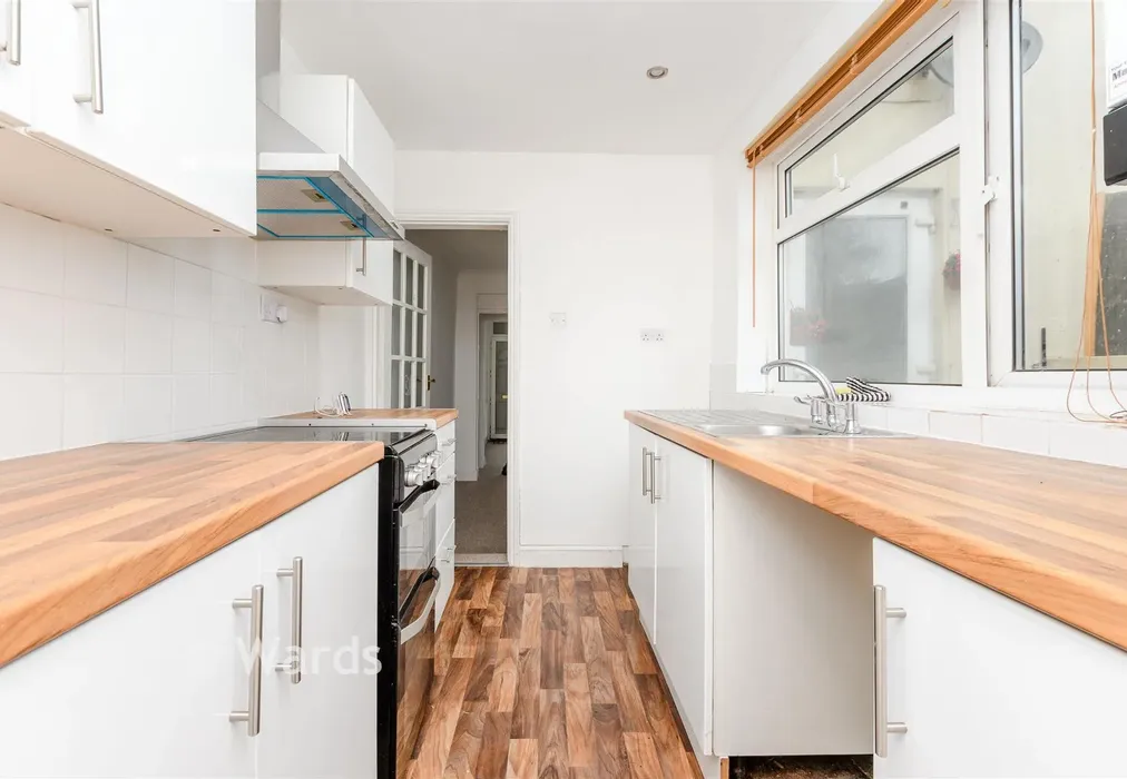 Kitchen - Magpie Hall Road, Chatham, Kent - Wards of Kent