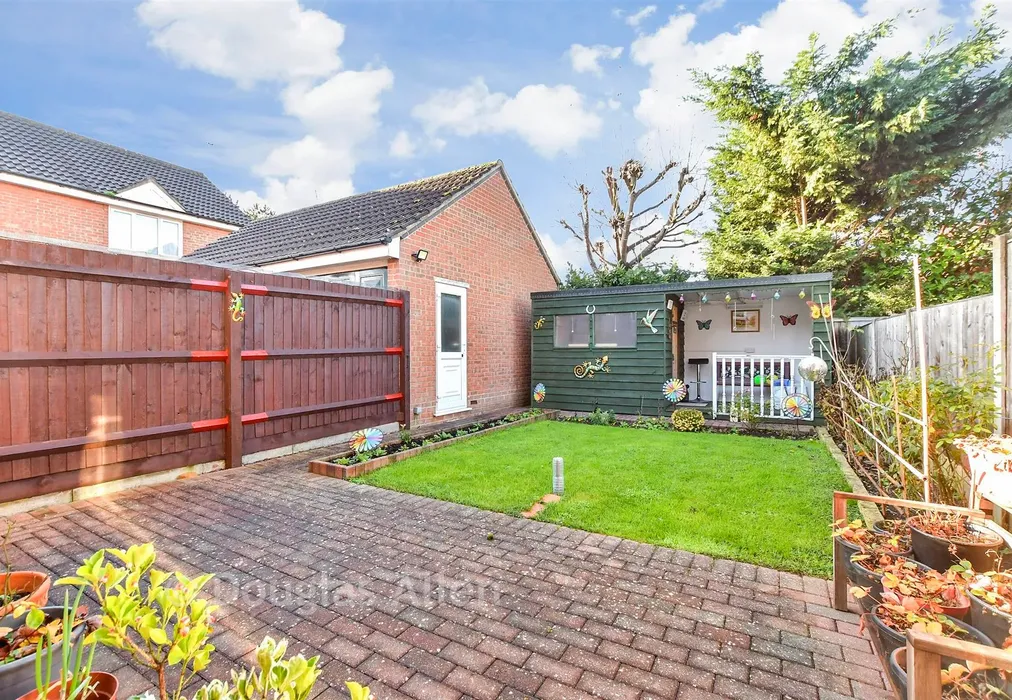 Rear Garden - Rose Close, Wickford, Essex - Wards of Kent