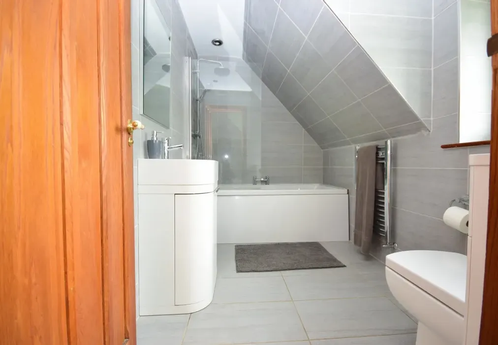 En suite - Kingston Hill, Langdon Hills, SS16 - Wards of Kent